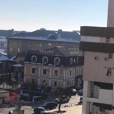 Garsoniera Lux Centru Pietonal Tirgu - Jiu Appartement Târgu Jiu Buitenkant foto