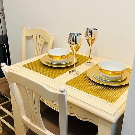 Garsoniera Lux Centru Pietonal Tirgu - Jiu Appartement Târgu Jiu Buitenkant foto
