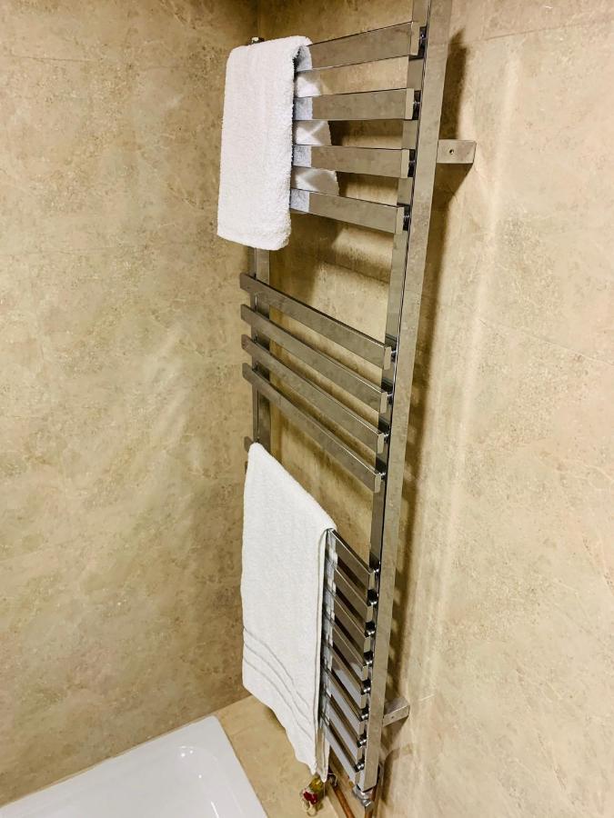 Garsoniera Lux Centru Pietonal Tirgu - Jiu Appartement Târgu Jiu Buitenkant foto