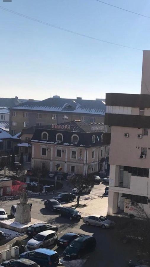 Garsoniera Lux Centru Pietonal Tirgu - Jiu Appartement Târgu Jiu Buitenkant foto