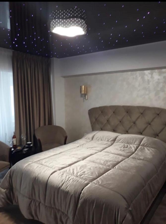 Garsoniera Lux Centru Pietonal Tirgu - Jiu Appartement Târgu Jiu Buitenkant foto