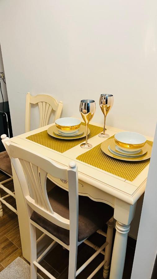 Garsoniera Lux Centru Pietonal Tirgu - Jiu Appartement Târgu Jiu Buitenkant foto